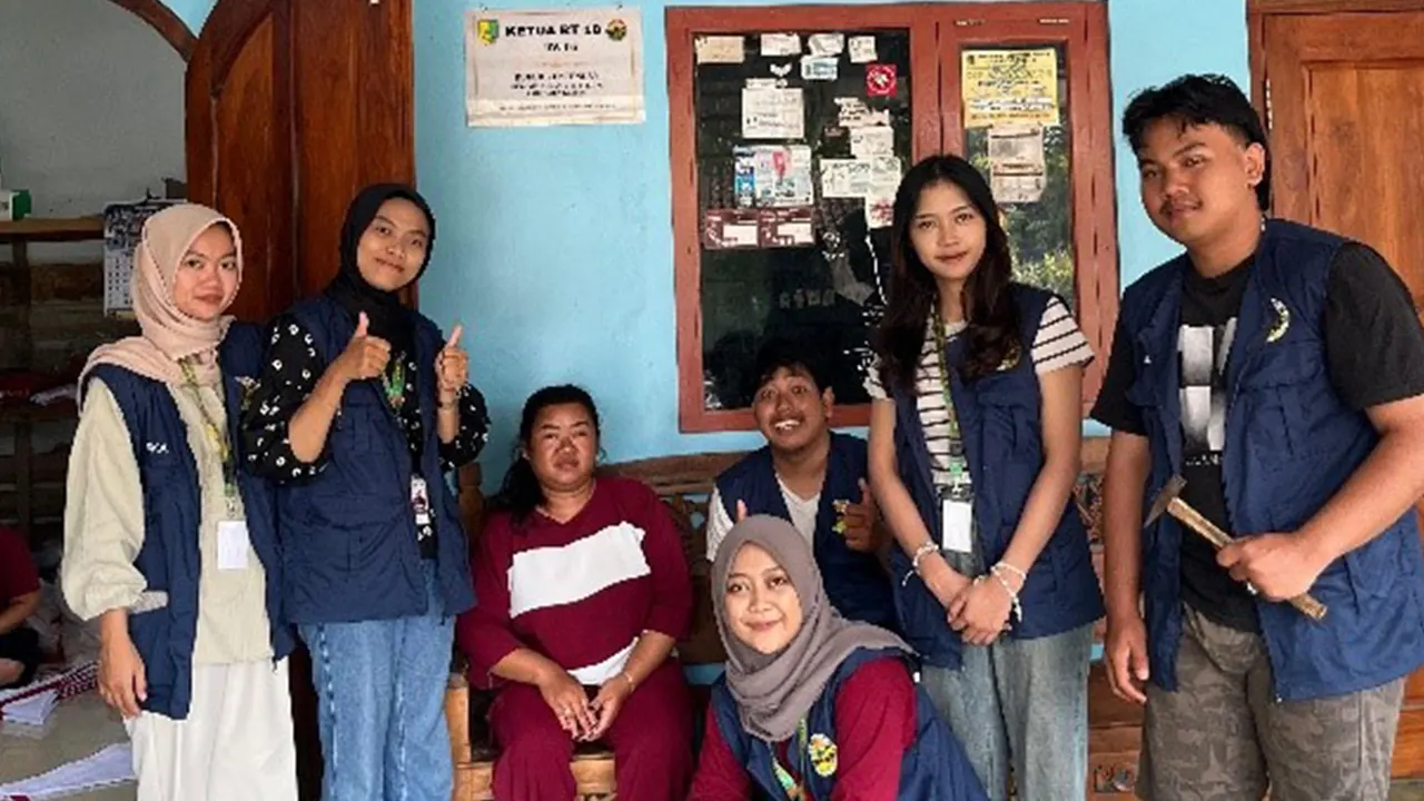 Berpose bersama usai kegiatan pemasangan plakat identitas sebagai bagian dari program penguatan identitas lingkungan dan edukasi masyarakat. (doc. KKN 95 UNISRI)