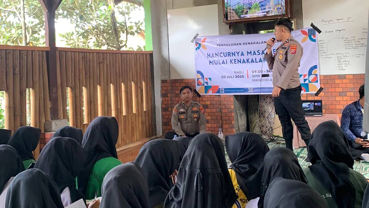 Bripda Muchammad Fernanda Andriansyah saat memaparkan materi kenaklan remaja. (doc. KKM 58 UNIBA)
