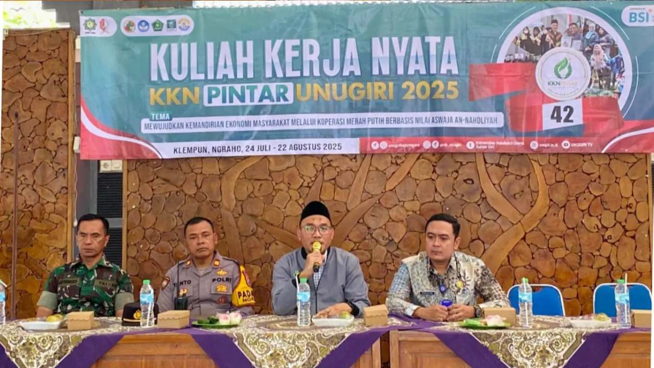 Camat Ngraho, Yudhistira Ardhi Nugraha, memberikan sambutan dalam acara pembukaan KKN Pintar Unugiri 2025 di Balai Desa Klempun, Kecamatan Ngraho, Kamis (24/7/2025). (doc. KKN 42 Unugiri)