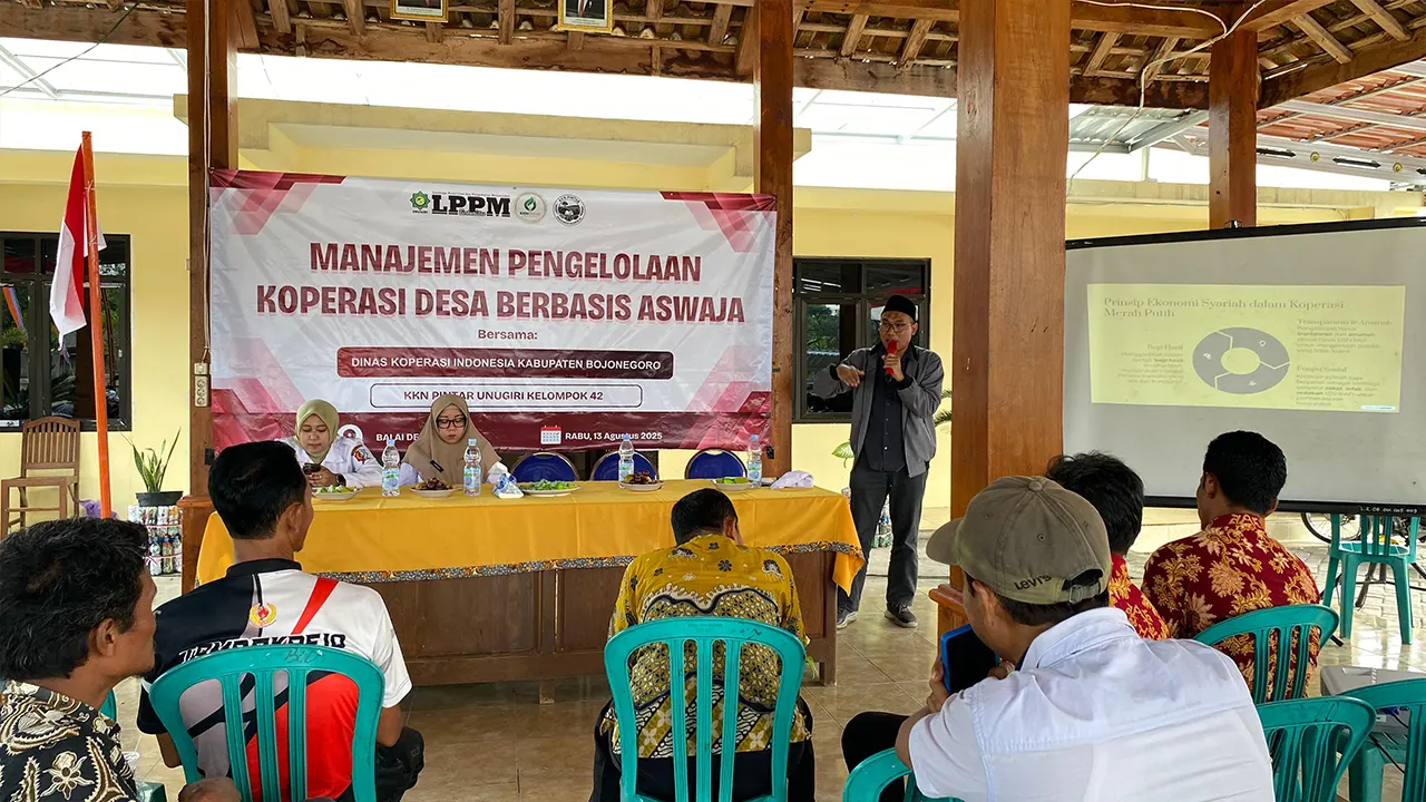 DPL KKN Pintar 42 Unugiri, Dr. H. Shofa Robbani, Lc., M.A., saat mengupas koperasi dari sudut pandang hukum ekonomi syariah. (doc. KKN PINTAR 42 Unugiri)