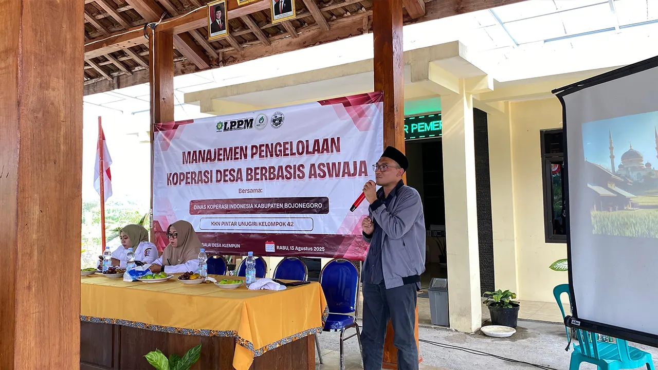 DPL KKN Pintar 42 Unugiri, Dr. H. Shofa Robbani, Lc., M.A., saat memberikan materi pada kegiatan sosialisasi manajemen pengelolaan Koperasi Desa Merah Putih berbasis Aswaja di Balai Desa Klempun, Rabu (13/8/2025). (doc. KKN PINTAR 42 Unugiri)