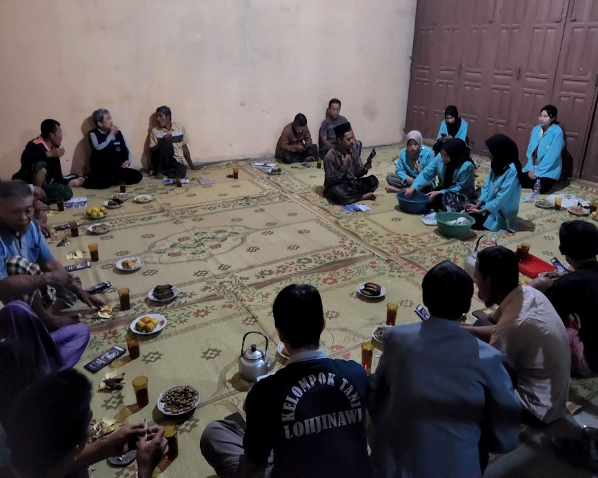 Demonstrasi Pembuatan Mineral Blok yang dilakukan oleh dua mahasiswa KKN UNS pada Sabtu (26/7/2025). (doc. KKN 67 UNS)