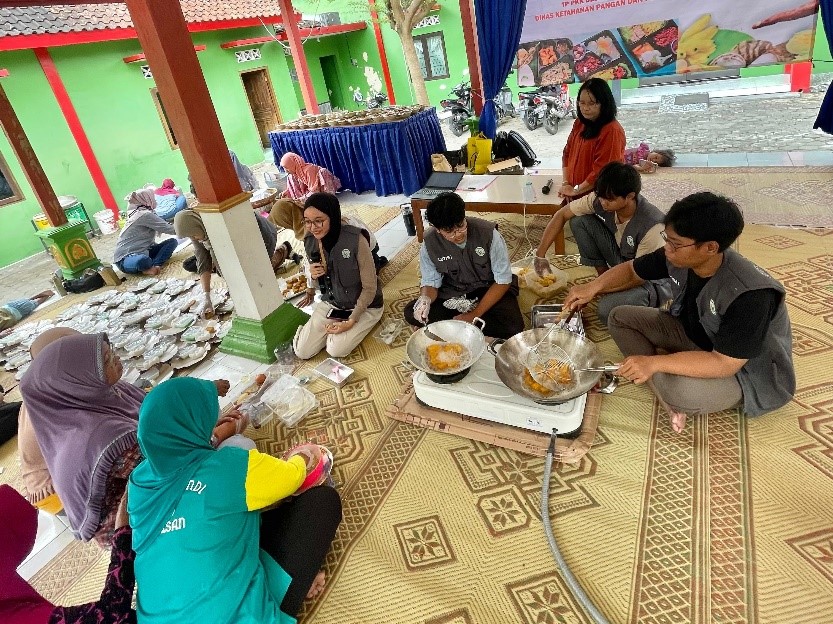 Demonstrasi dan Praktik Langsung Pembuatan Nugget Lele oleh Ibu-Ibu Desa Kotesan (doc. KKN UNS 112)