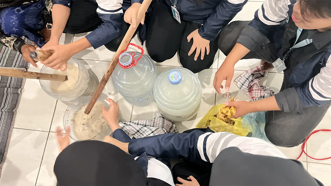 Demonstrasi pemanfaatan limbah organik menjadi pupuk ramah lingkungan yang melibatkan kelompok tani di Desa Kebonagung. (doc. Tim 76 KKN-T Undip)