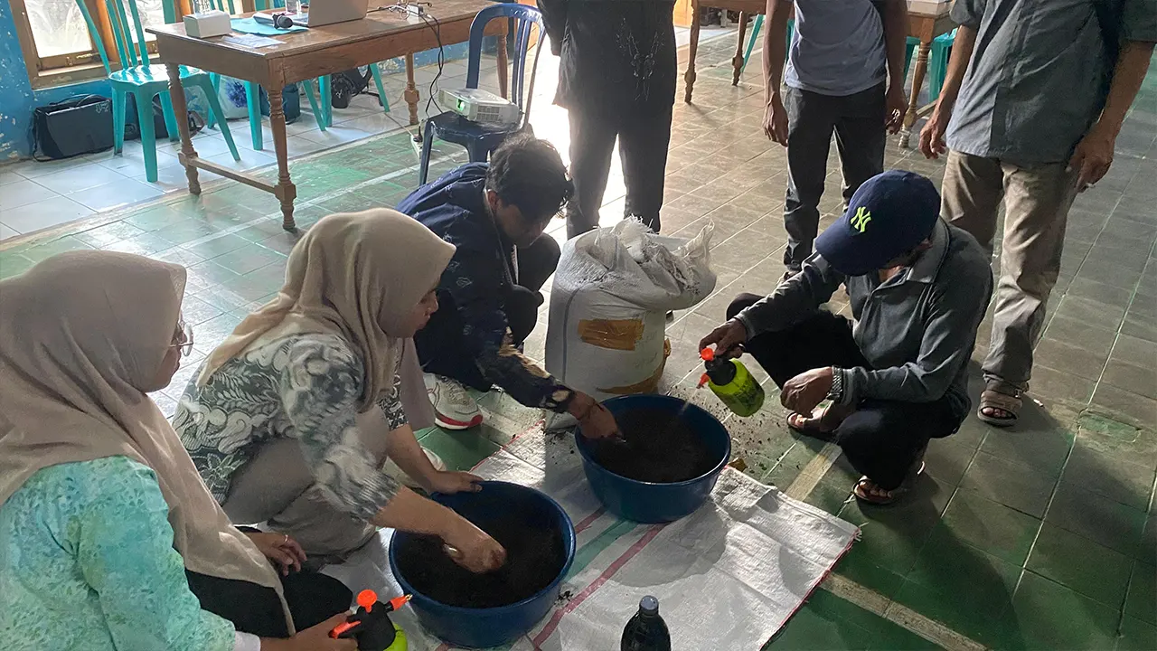 Demonstrasi pembuatan pupuk organik ini digelar pada Senin, (28/7/2025). (doc. KKN 326 UNS)
