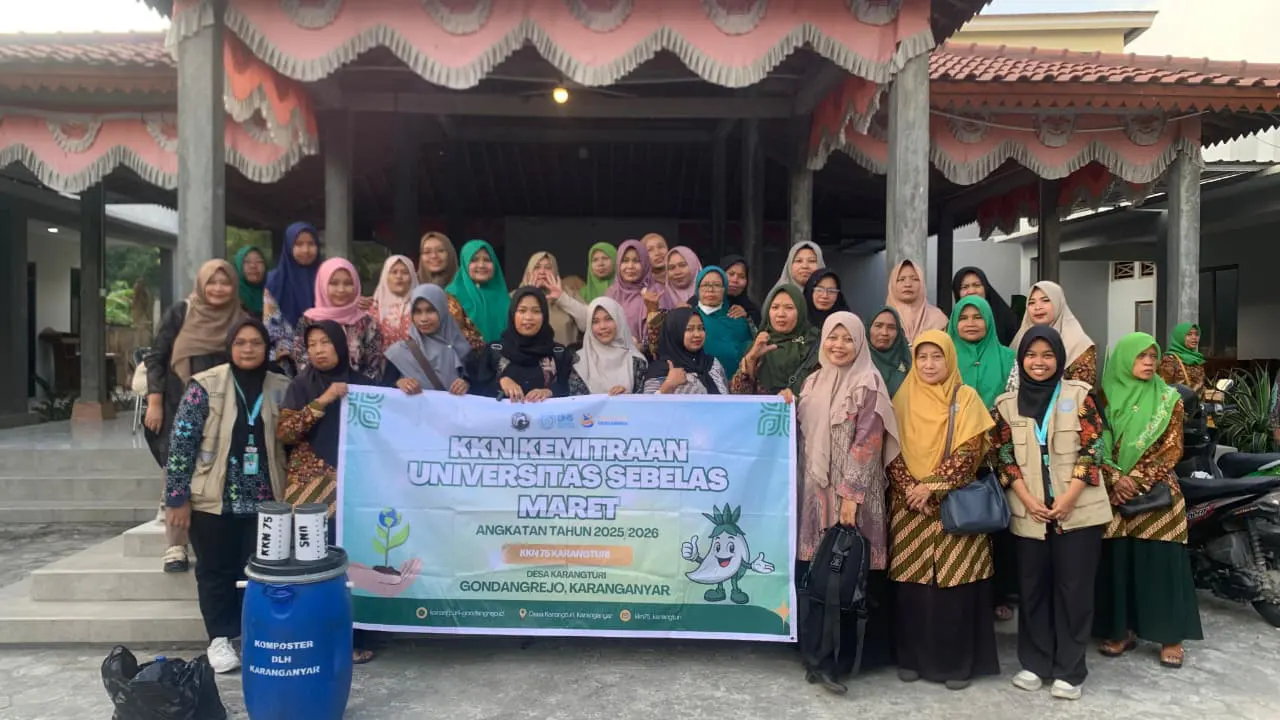 Demonstrasi penggunaan komposter dan biopori kepada PKK Desa Karangturi. (doc. KKN 75 UNS)