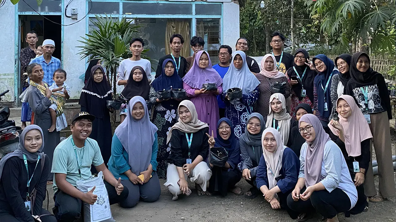 Dokumentasi Acara Penanaman Bibit Bersama Tim KKN 146 UINSA dan Warga Dusun Cemara. (doc. KKN 146 UINSA)