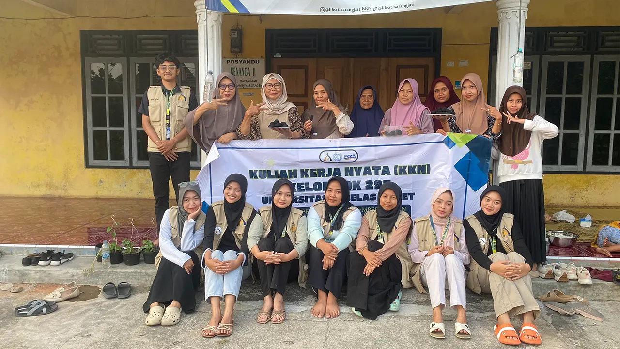 Dokumentasi Bersama Ibu-Ibu PKK RT 05 Dalam Pelatihan Pembuatan Briket Dari Serbuk Kayu Jati. (doc. KKN 295 UNS)