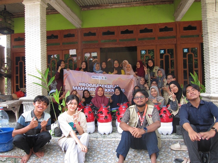 Dokumentasi Bersama Sesudah Kegiatan Pelatihan Budidaya Tanaman Hidroponik di Tlobongan pada Minggu, (3/8/2025). (doc. KKN UNS 292)