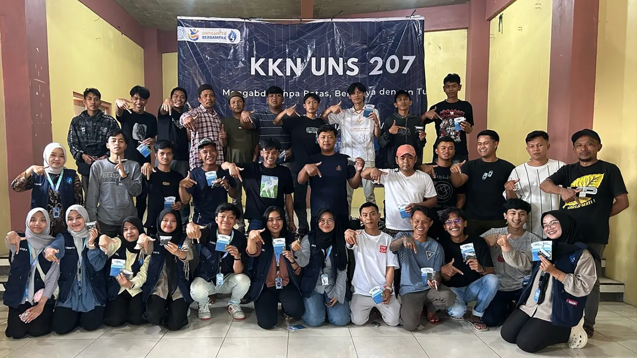 Dokumentasi Bersama Setelah Pelatihan Pembuatan Briket atau Arang dari Limbah Sogol di Desa Jeketro, Kledung. (doc. KKN 207 UNS)