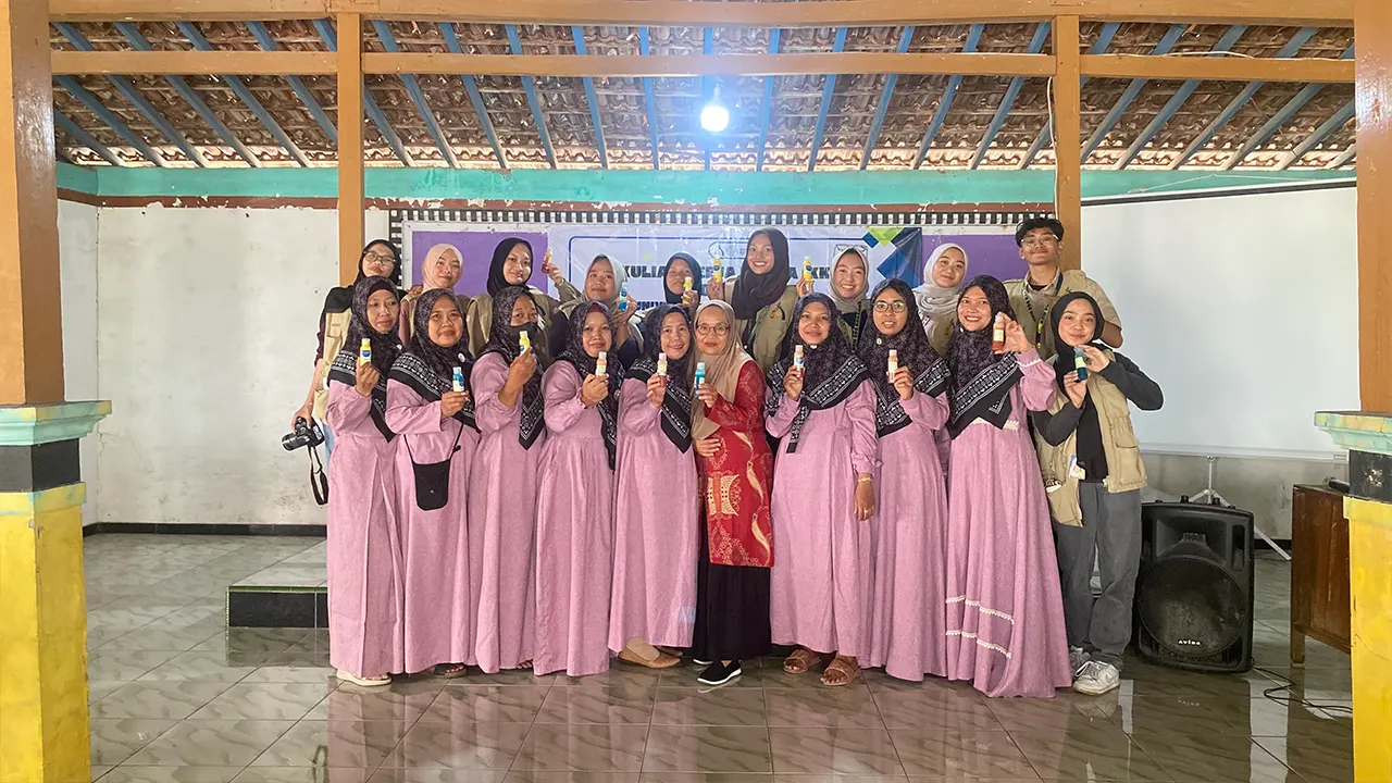 Dokumentasi Bersama Setelah Pelatihan Pembuatan Sabun Cair dari Minyak Jelantah dengan Ibu-Ibu PKK Desa Karangjati. (doc. KKN 295 UNS)