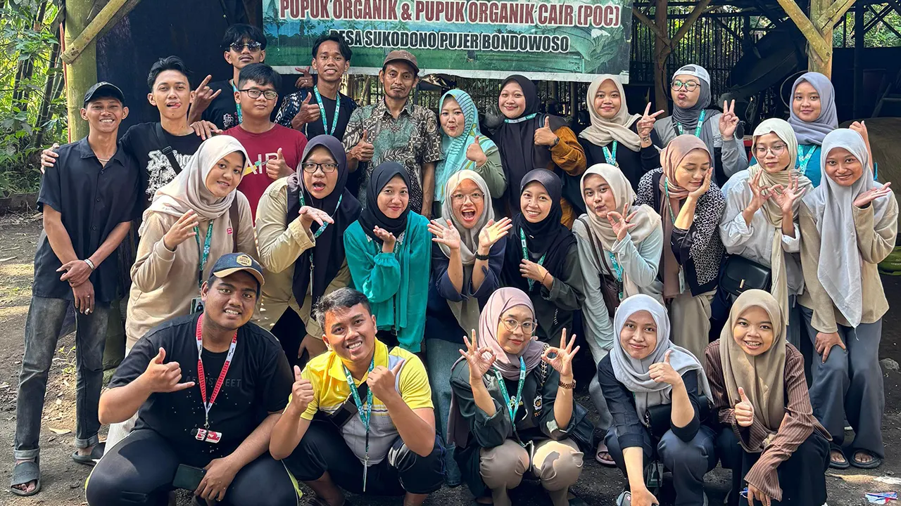 Dokumentasi Mahasiswa KKN 146 bersama Pak Mahfud. (doc. KKN 146 UINSA)