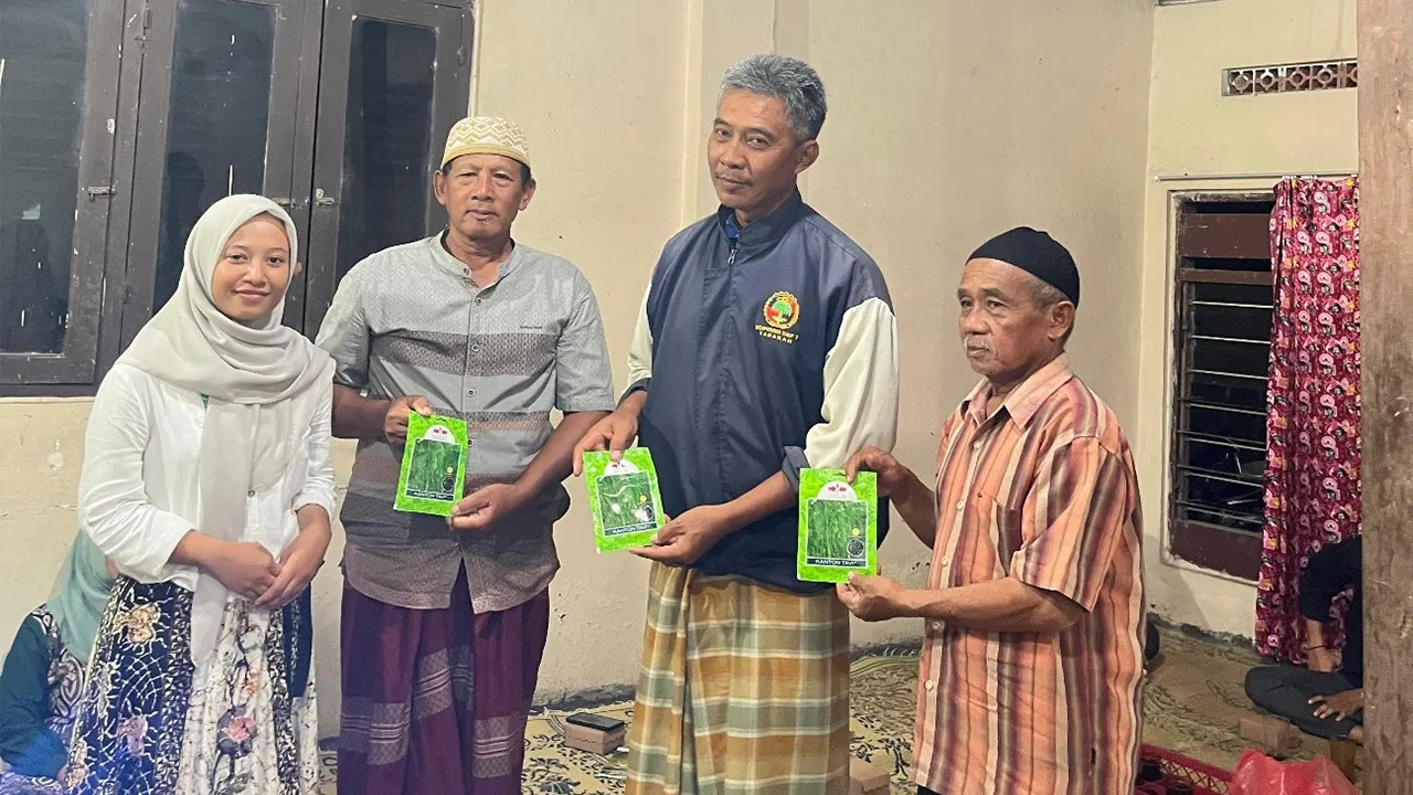 Dokumentasi Pemberian Benih Timun Sebai Apresiasi Anggota Kelompok Tani Marsudi Tani Karagayam Desa Jeblog. (doc. pribadii)