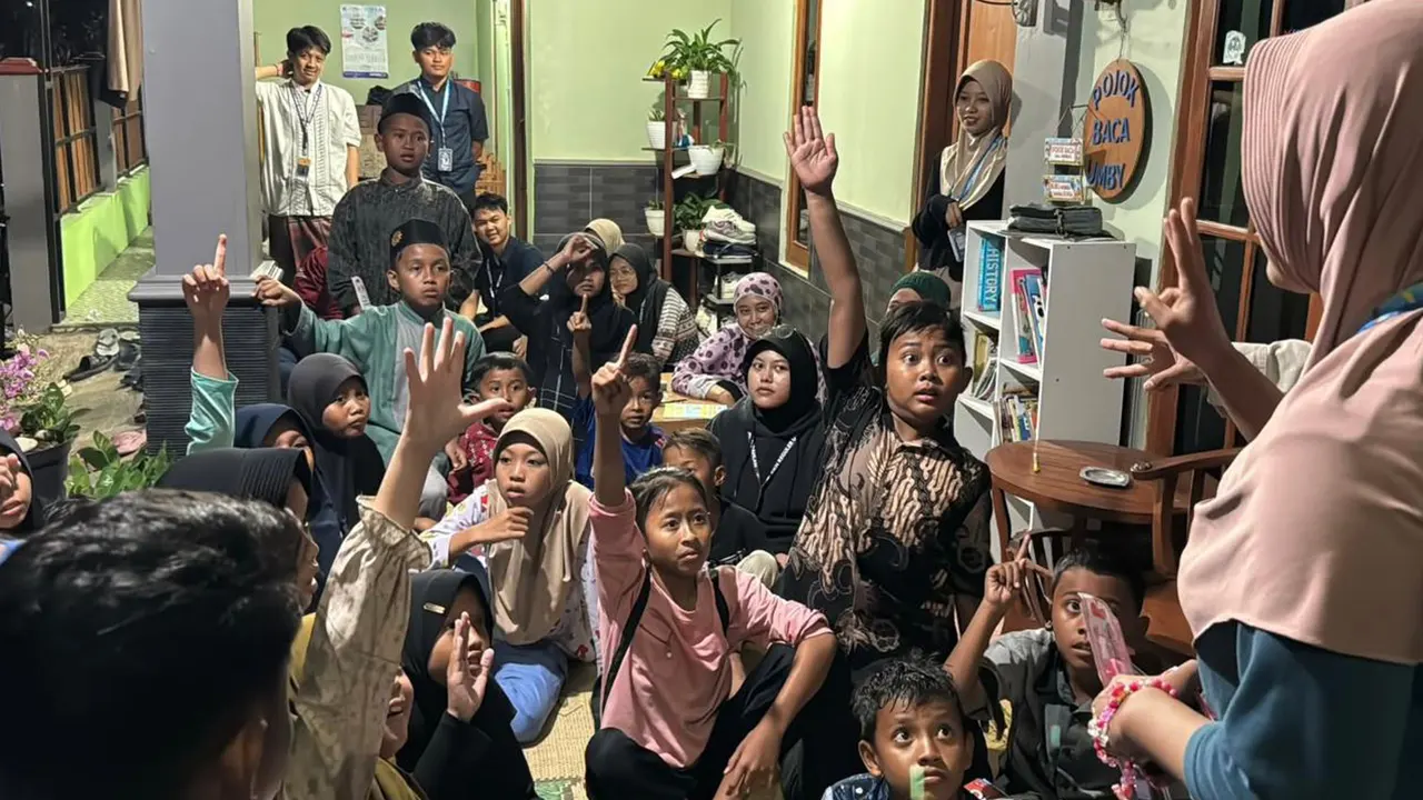 Dokumentasi Pemberian kuis sekaligus pemberian reward untuk anak-anak di Padukuhan Karang Tengah. (doc. KKN UMBY 67)