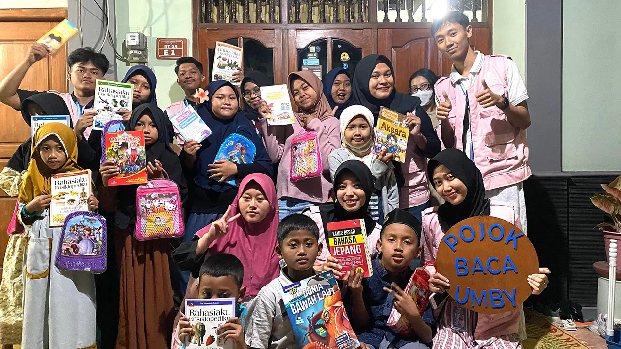Dokumentasi Perpisahan Pojok Baca dan Bimbingan belajar sekaligus pemberian reward terakhir untuk anak-anak di Padukuhan Karang Tengah. (doc. KKN UMBY 67)
