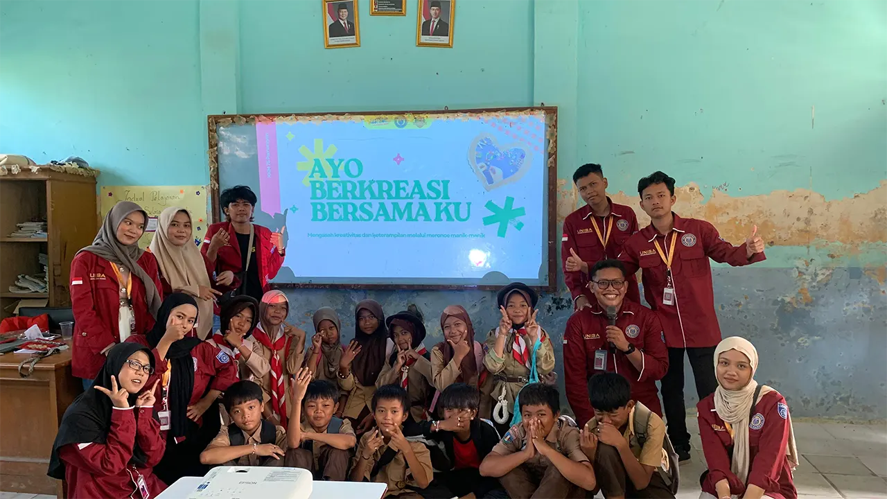 Dokumentasi bersama setelah kegiatan meronce bersama puluhan siswa kelas 6 di SDN Bojong Loa. (doc. KKM 75 UNIBA)