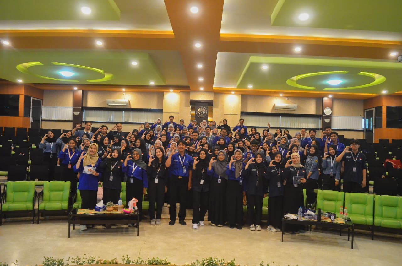 Dokumentasi bersama UKM UNEJ Mengajar dan GEMAPEDIA di gedung FMIPA Universitas Negeri Malang. (doc. pribadi)