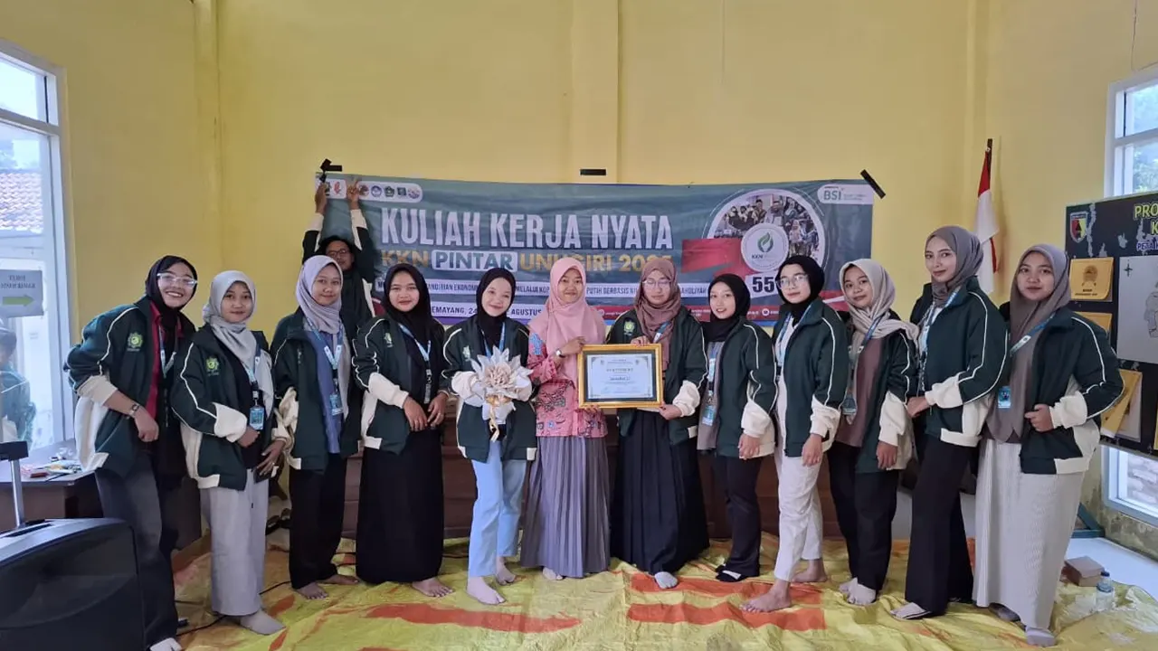 Dokumentasi bersama dan pemberian sertifikat kepada pemateri setelah Workshop Wirausaha Kreatif bertema “Pembuatan Buket sebagai Peluang Usaha Desa” di Balai Desa Soko, Kecamatan Temayang, Kamis (14/8/2025). (doc. KKN 55 Unugiri)
