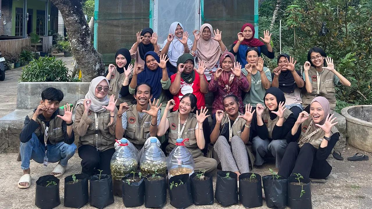 Dokumentasi bersama dengan KWT Melati setelah menanam bibit cabai rawit yang telah disiapkan. (doc. KKN PPM 50 UMBY)