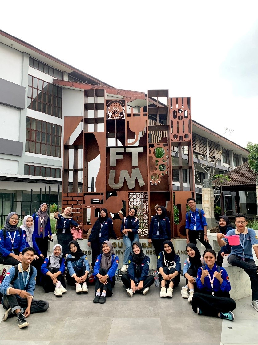 Dokumentasi bersama di tugu FT Universitas Negeri Malang. (doc. pribadi)