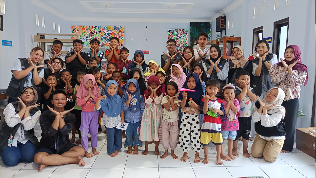 Dokumentasi bersama mahasiswa KKN 178 UNS dan anak-anak Desa Butuh setelah kegiatan les. (doc. KKN 178 UNS)