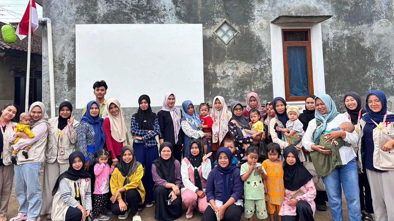 Dokumentasi bersama mahasiswa KKN 184 UNS dan ibu-ibu Posyandu setelah kegiatan pelatihan. (doc. KKN 184 UNS)