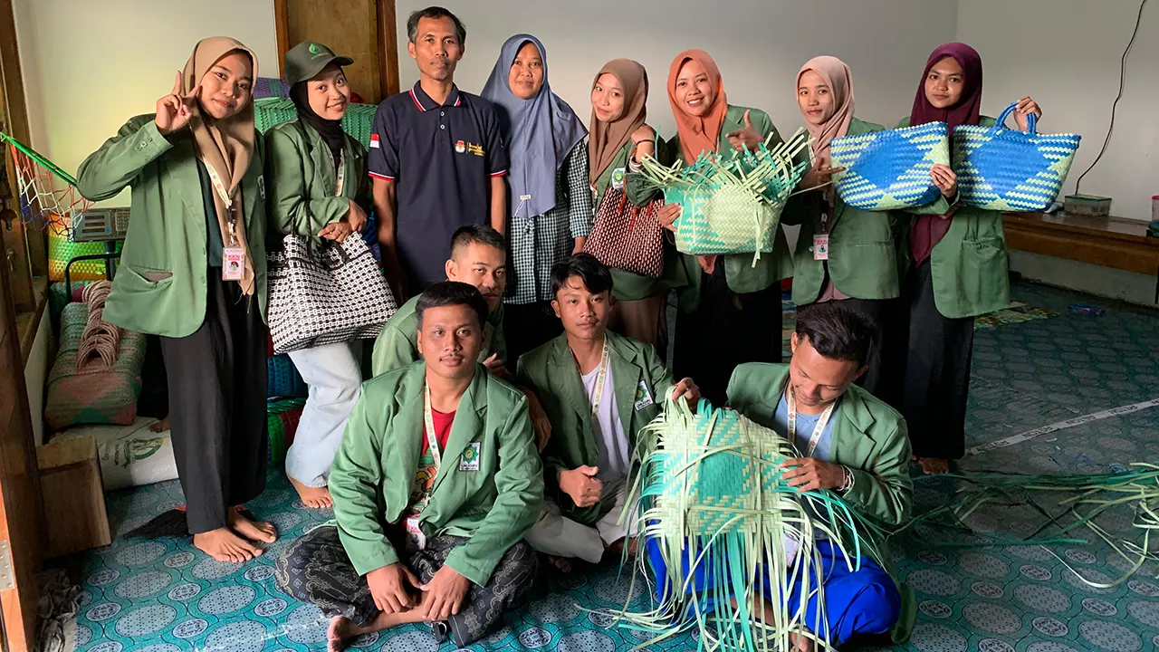 Dokumentasi bersama mahasiswa KKN 42 Unugiri dengan pengrajin tas anyaman di Desa Klempun. (doc. KKN 42 Unigiri)