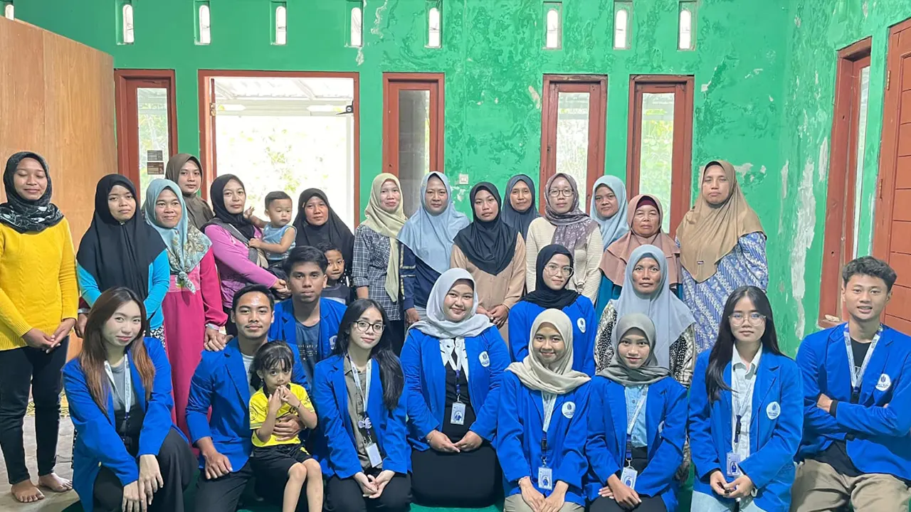 Dokumentasi bersama mahasiswa KKN-PPM UMBY Kelompok 23 bersama ibu-ibu Dusun Lungguh setelah kegiatan sosialisasi dan praktik pembuatan nugget ayam brokoli wortel serta pelatihan digitalisasi bisnis. (doc. KKN-PPM UMBY Kelompok 23)