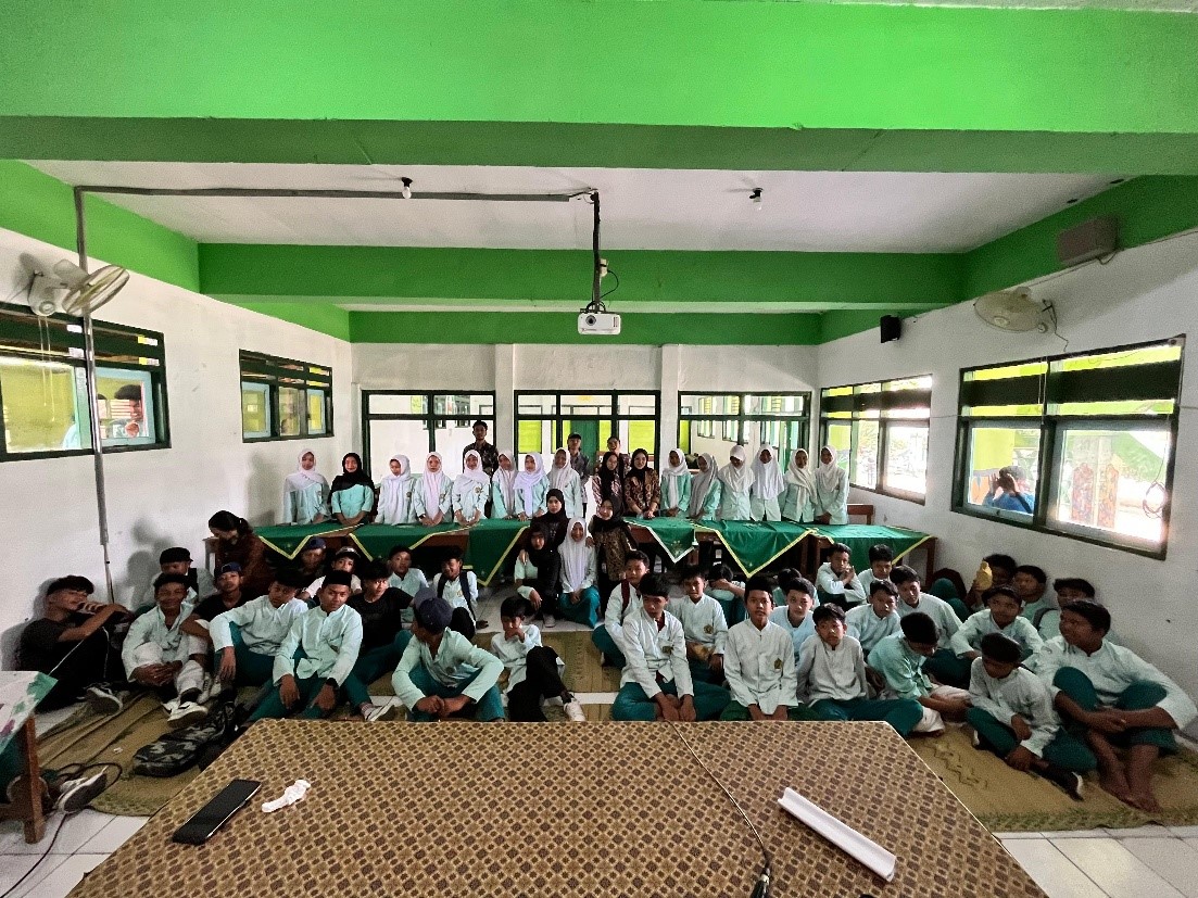 Dokumentasi bersama mahasiswa KKN UMBY dan siswa-siswi MTS setelah pelaksanaan sosialisasi sexual harassment. (doc. KKN-PPM UMBY Kelompok 6)