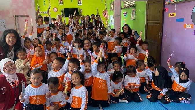 Anak-anak TK Puspita Gama, Desa Tlahab, dengan antusias menunjukkan sikat gigi yang dibagikan usai mengikuti edukasi “Ayo, Jaga Kesehatan Gigi dan Mulut” bersama Tim KKN UNS 2025. (doc. KKN 334 UNS)