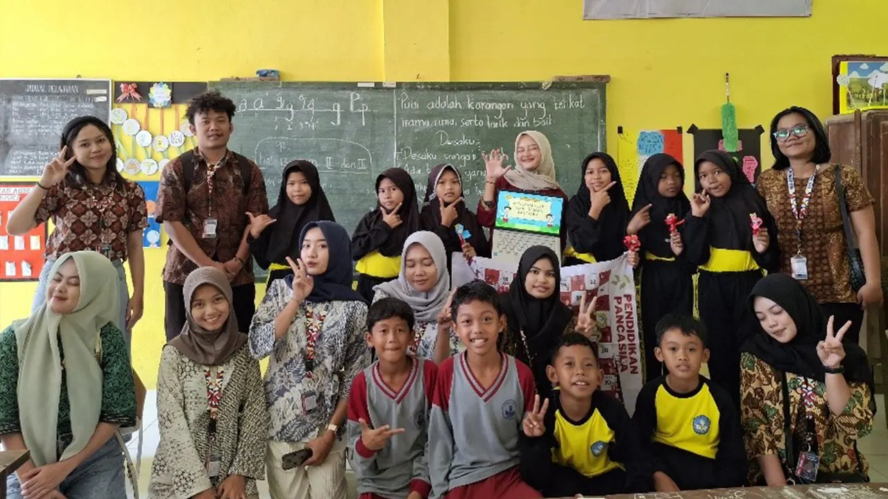 Dokumentasi bersama para siswa setelah pengenalan ular tangga pancasila dengan mahasiswa KKN UNISRI. (doc. pribadi)