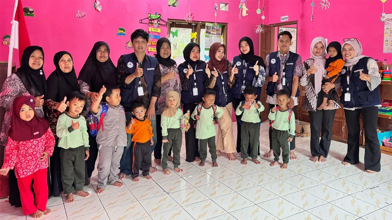 Dokumentasi bersama saat mahasiswa KKN-PPM Kelompok 40 UMBY melakukan kunjungan ke PAUD Cut Banta . (doc. KKN-PPM Kelompok 40 UMBY) Dokumentasi bersama saat mahasiswa KKN-PPM Kelompok 40 UMBY melakukan kunjungan ke PAUD Cut Banta . (doc. KKN-PPM Kelompok 40 UMBY)