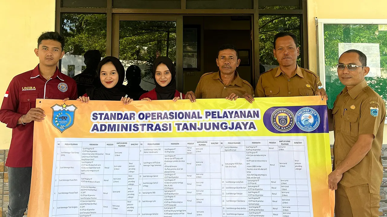 Dokumentasi bersama saat penyerahan banner SOP informasi rinci terkait alur pelayanan dan dokumen persyaratan untuk berbagai jenis administrasi kependudukan. (doc. KKM 40 UNIBA)