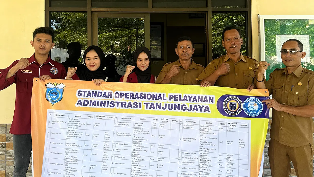 Dokumentasi bersama saat penyerahan banner SOP informasi rinci terkait alur pelayanan dan dokumen persyaratan untuk berbagai jenis administrasi kependudukan. (doc. KKM 40 UNIBA)2