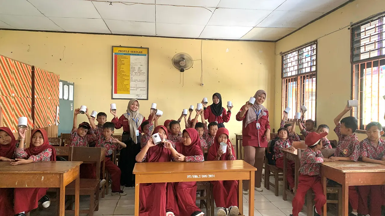 Dokumentasi bersama sambil menunjukan celengan kreasi para siswa. (KKN 58 UNIBA)