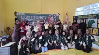 Dokumentasi bersama setelah Workshop Wirausaha Kreatif bertema “Pembuatan Buket sebagai Peluang Usaha Desa” di Balai Desa Soko, Kecamatan Temayang, Kamis (14/8/2025). (doc. KKN 55 Unugiri) Dokumentasi bersama setelah Workshop Wirausaha Kreatif bertema “Pembuatan Buket sebagai Peluang Usaha Desa” di Balai Desa Soko, Kecamatan Temayang, Kamis (14/8/2025). (doc. KKN 55 Unugiri)