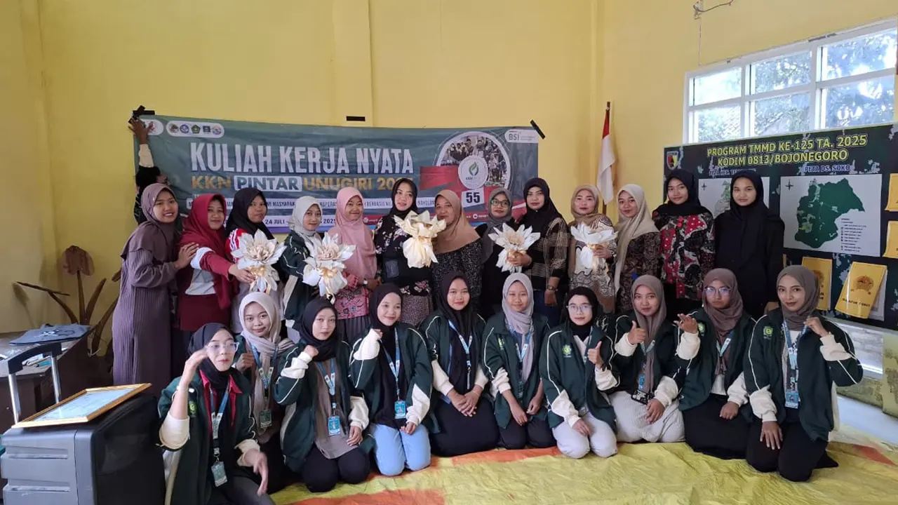 Dokumentasi bersama setelah Workshop Wirausaha Kreatif bertema “Pembuatan Buket sebagai Peluang Usaha Desa” di Balai Desa Soko, Kecamatan Temayang, Kamis (14/8/2025). (doc. KKN 55 Unugiri)