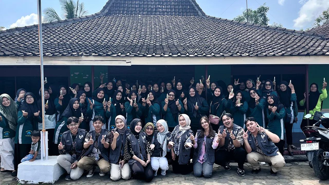 Dokumentasi bersama setelah edukasi dan praktik pembuatan Orange Cleaner pada Jumat, (18/7/2025), di Balai Desa Bumiharjo, Kecamatan Giriwoyo, Kabupaten Wonogiri. (doc. KKN 341 UNS)