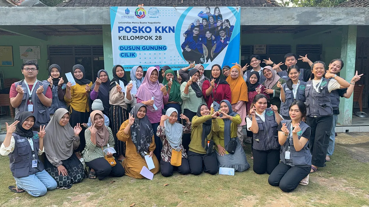 Dokumentasi bersama setelah edukasi pembuatan obat nyamuk alami dari serai. (doc. KKN UMBY)