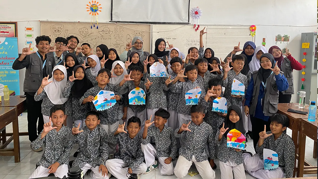 Dokumentasi bersama setelah kegiatan Kunjungan Literasi ke Sekolah di SD Negeri Pirikan, Desa Banjarnegoro, Kecamatan Mertoyudan, Kabupaten Magelang, Rabu (06/8/2025). (doc. KKN 161 Magelang)