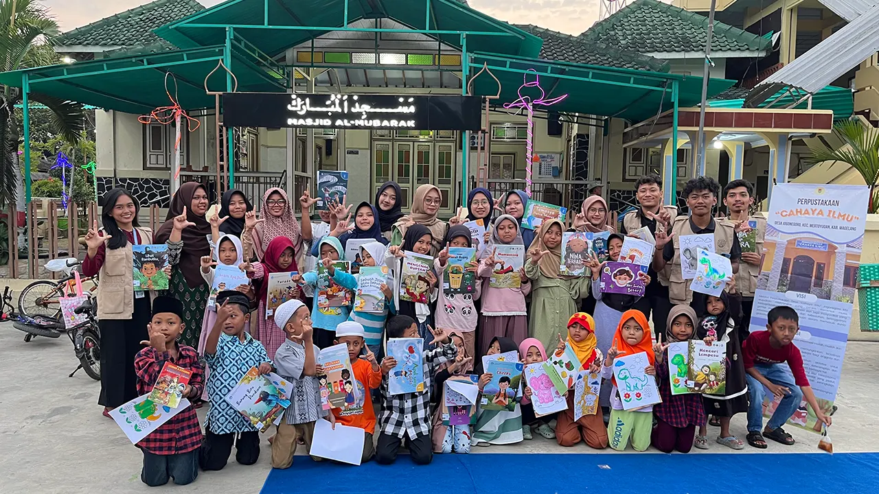 Dokumentasi bersama setelah kegiatan Perpustakaan Keliling di Dusun Honggosari, Desa Jogonegoro, Kecamatan Mertoyudan, Kabupaten Magelang, Rabu (13/8/2025). (doc. KKN UNS 160)