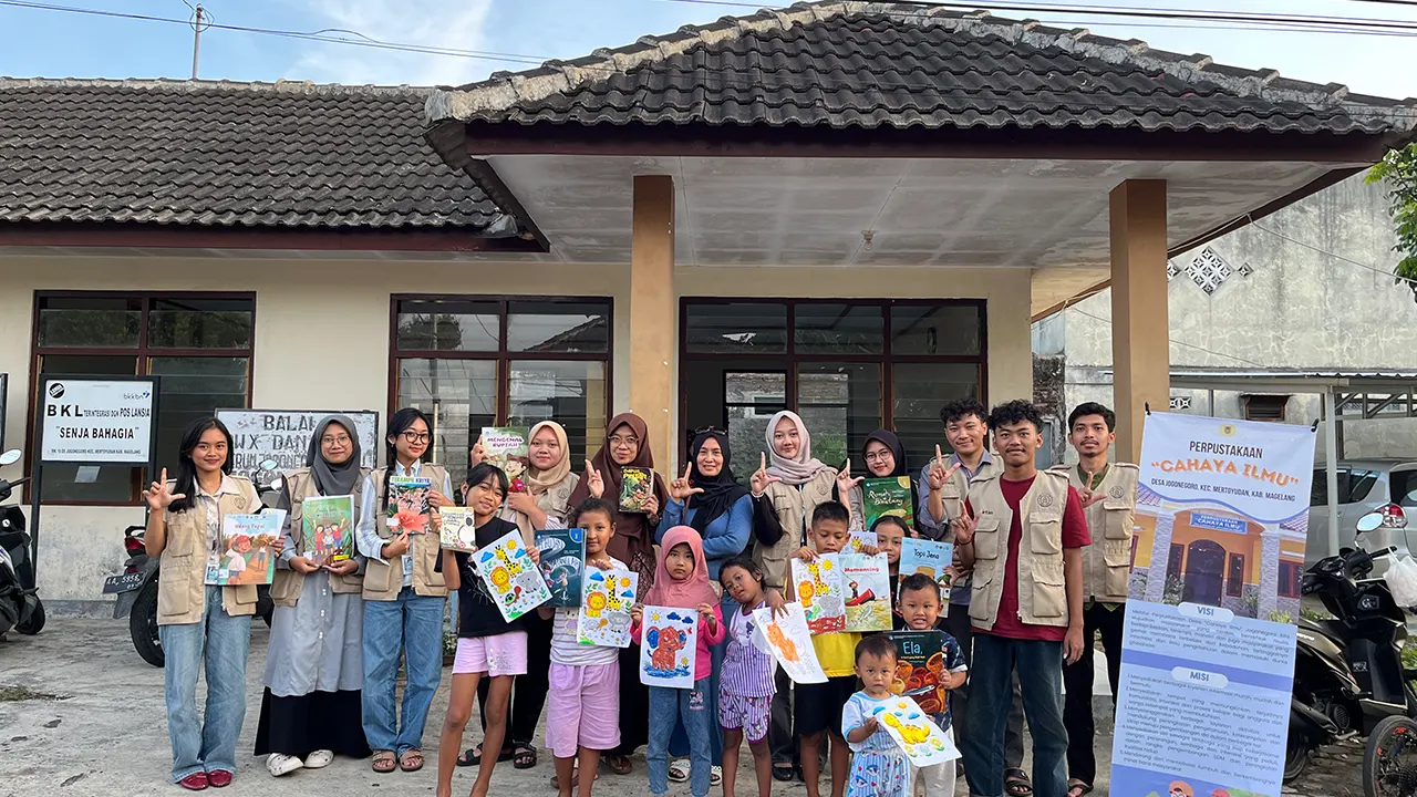 Dokumentasi bersama setelah kegiatan Perpustakaan Keliling di Perumahan Jogonegoro Indah 1, Desa Jogonegoro, Kecamatan Mertoyudan, Kabupaten Magelang, Kamis (14/8/2025). (doc. KKN UNS 160)