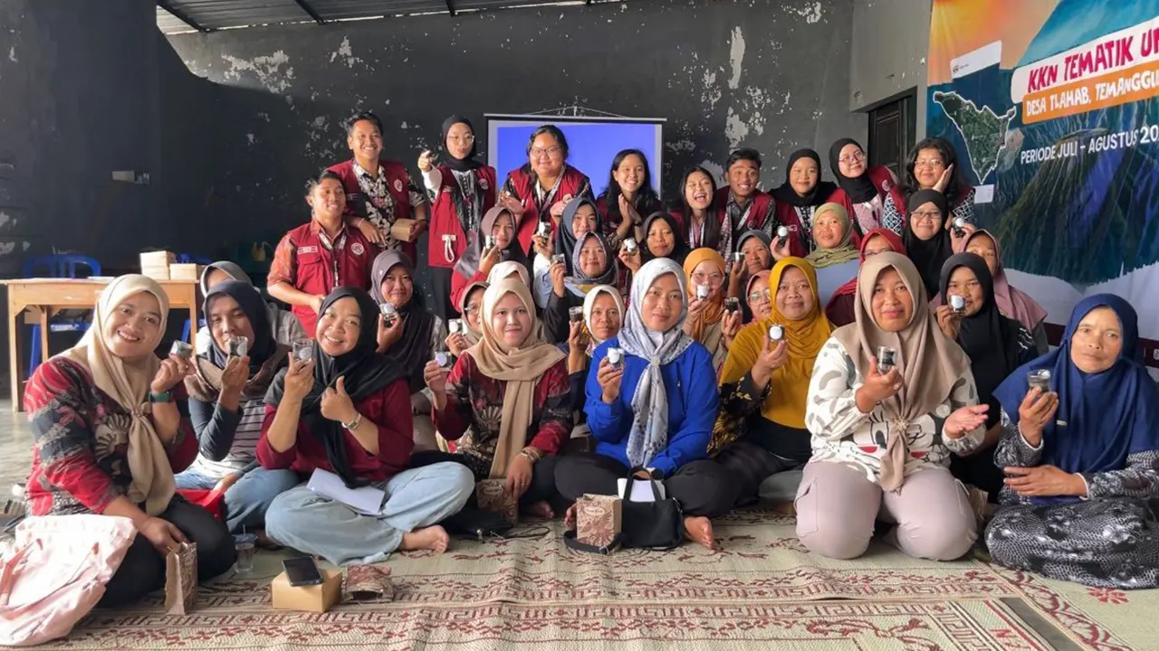 Dokumentasi bersama setelah kegiatan bertajuk “Pemanfaatan Limbah Rumah Tangga Menjadi Lilin Aromaterapi Ramah Lingkungan” di Desa Tlahab, Kabupaten Temanggung. (doc. KKN 334 UNS)