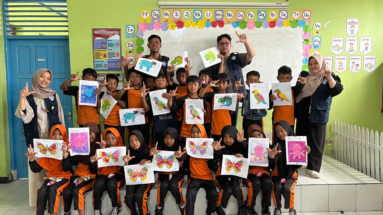 Dokumentasi bersama setelah kegiatan membuat Proyek Berbasis Isi Buku Bacaan. (doc. KKN 180 UNS)