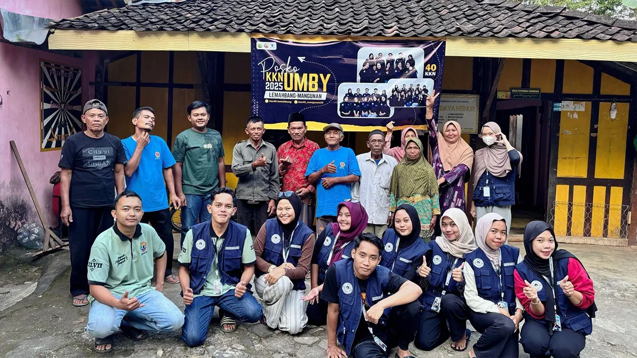 Dokumentasi bersama setelah kegiatan sosialisasi dan praktik pembuatan pakan silase. (doc. KKN-PPM UMBY Kelompok 40)