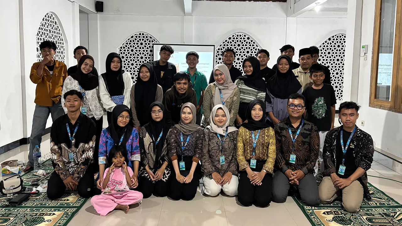 Dokumentasi bersama setelah pelaksanaan Latihan Dasar Kepemimpinan (LDK) untuk remaja setempat. (doc. KKN UMBY 60)