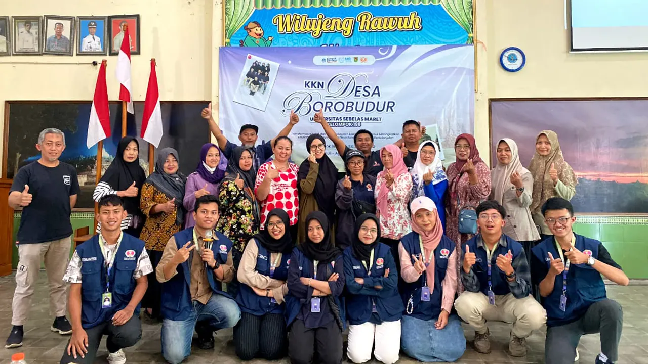 Dokumentasi bersama setelah pelaksanaan Sosialisasi Digitalisasi UMKM di Balai Desa Borobudur pada (21/7/ 2025). (doc. KKN 198 UNS)