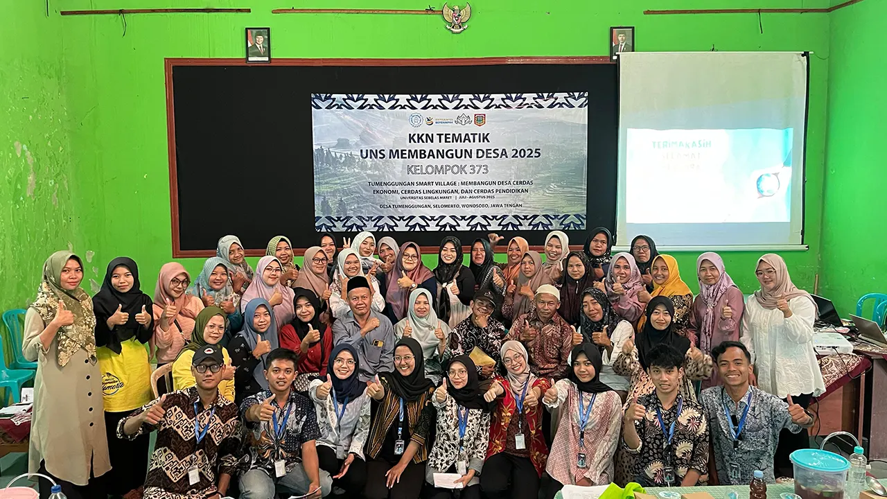 Dokumentasi bersama setelah pelaksanaan Sosialisasi Pengelolaan Sampah Organik Rumah Tangga. doc. KKN 373 UNS)