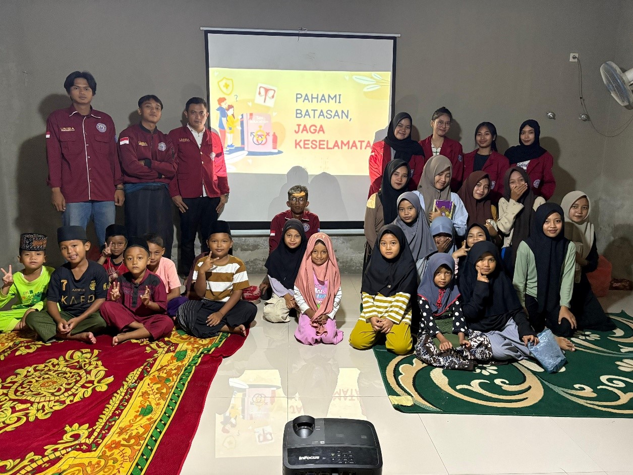 Dokumentasi bersama setelah pelaksanaan edukasi hukum tentang pencegahan pelecehan seksual pada anak di Desa Jawilan. (doc. KKM 87 UNIBA)