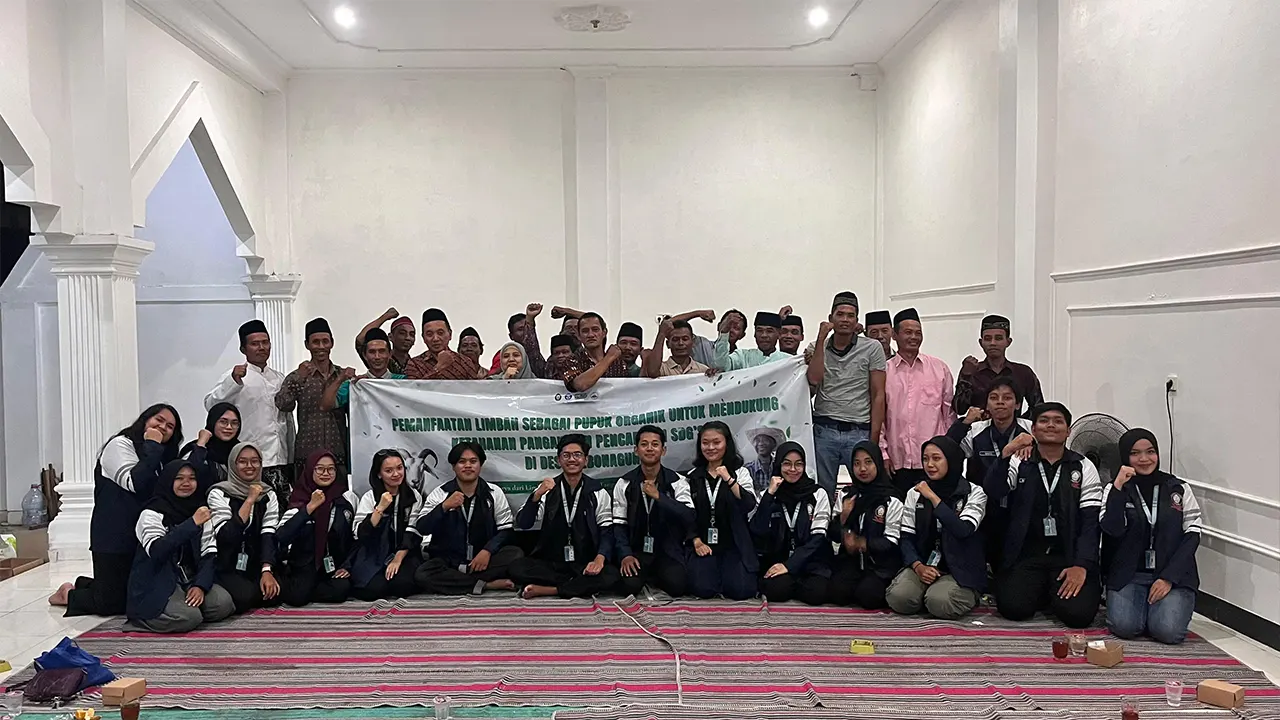 Dokumentasi bersama setelah pelaksanaan kegiatan sosialisasi dan demonstrasi pemanfaatan limbah organik menjadi pupuk ramah lingkungan yang melibatkan kelompok tani di Desa Kebonagung. (doc. Tim 76 KKN-T Undip)